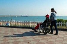 镇江八旬老人推轮椅带老伴游中国(为了方便推轮椅带老伴出门)