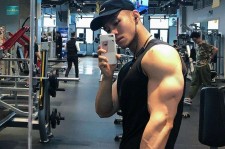 镇江肌肉男模(肌肉男模拟器)